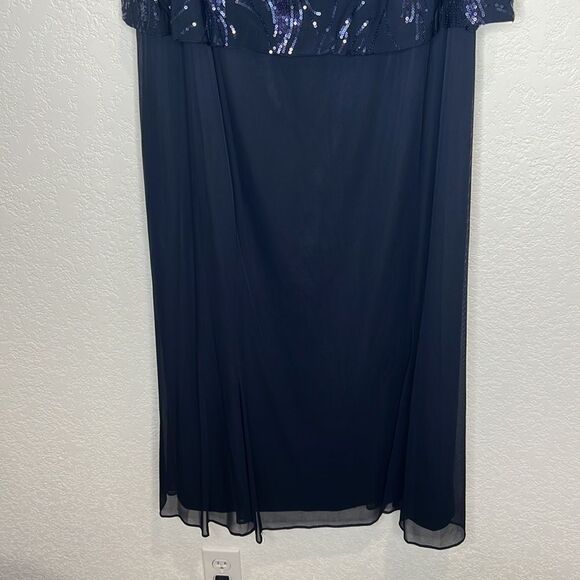 Elegant Navy Blue Sleeveless Dress - Picture 5 of 16